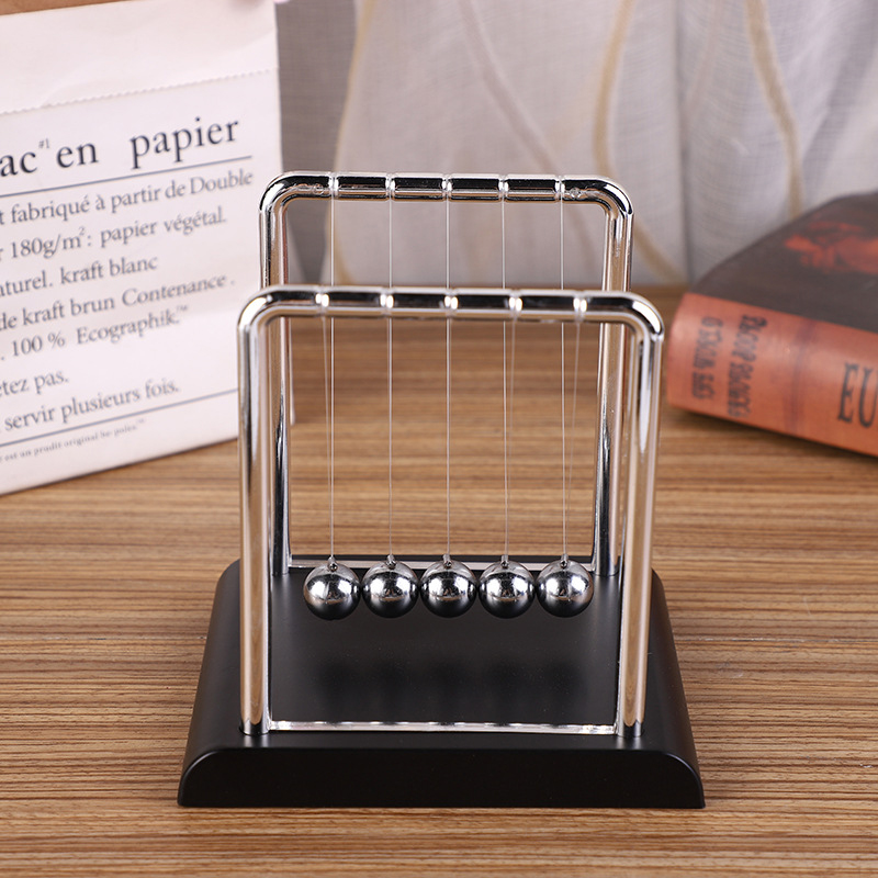 نيوتن مهد التوازن الصلب الكرة  - مراجعة Newton Cradle Large وسعره