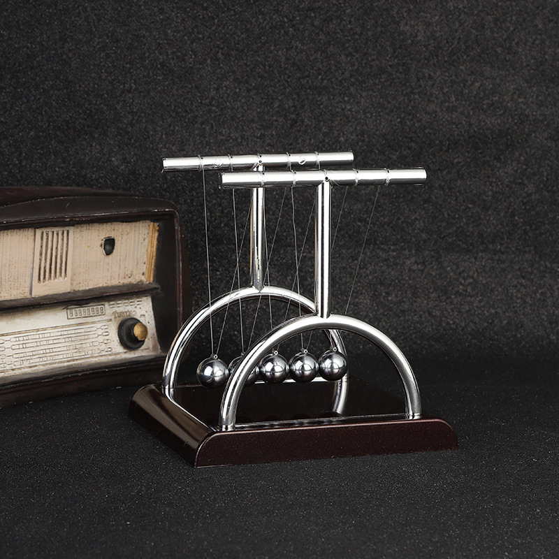 نيوتن مهد التوازن الصلب الكرة  - مراجعة Newton Cradle Large وسعره